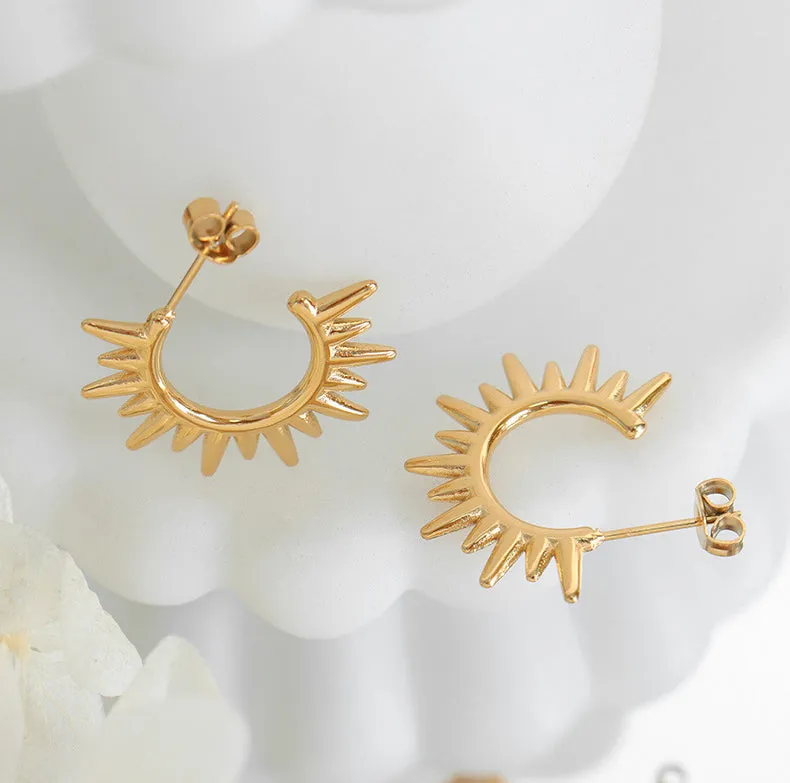 18K Gold Exquisite and Noble Hollow Sun Shape Design Versatile Earrings